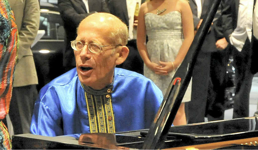 HELPING HAND: David Helfgott will perform at a fundraiser for the Margaret Olley Art Centre. HELPING HAND: David Helfgott will perform at a fundraiser for the Margaret Olley Art Centre.